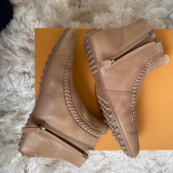 Tod’s beige leather driver ankle boots